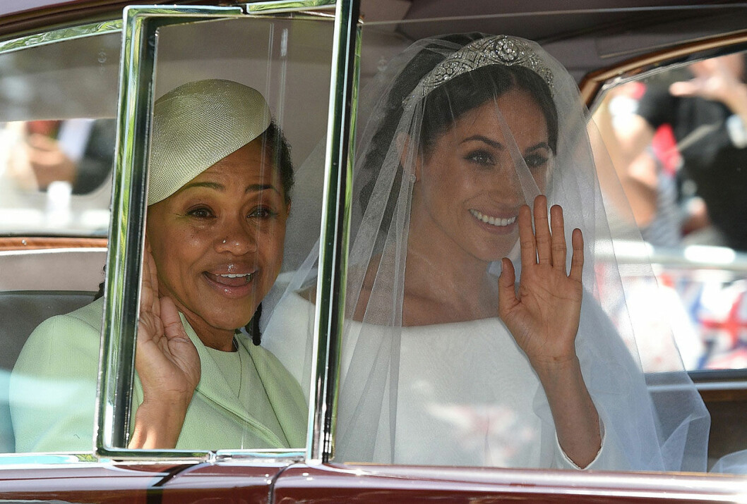 Hej och hjärtligt välkommen i jul! Drottning Elizabeth räcker ut handen till Meghans mamma Doria Ragland. Hej och hjärtligt välkommen i jul! Drottning Elizabeth räcker ut handen till Meghans mamma Doria Ragland.