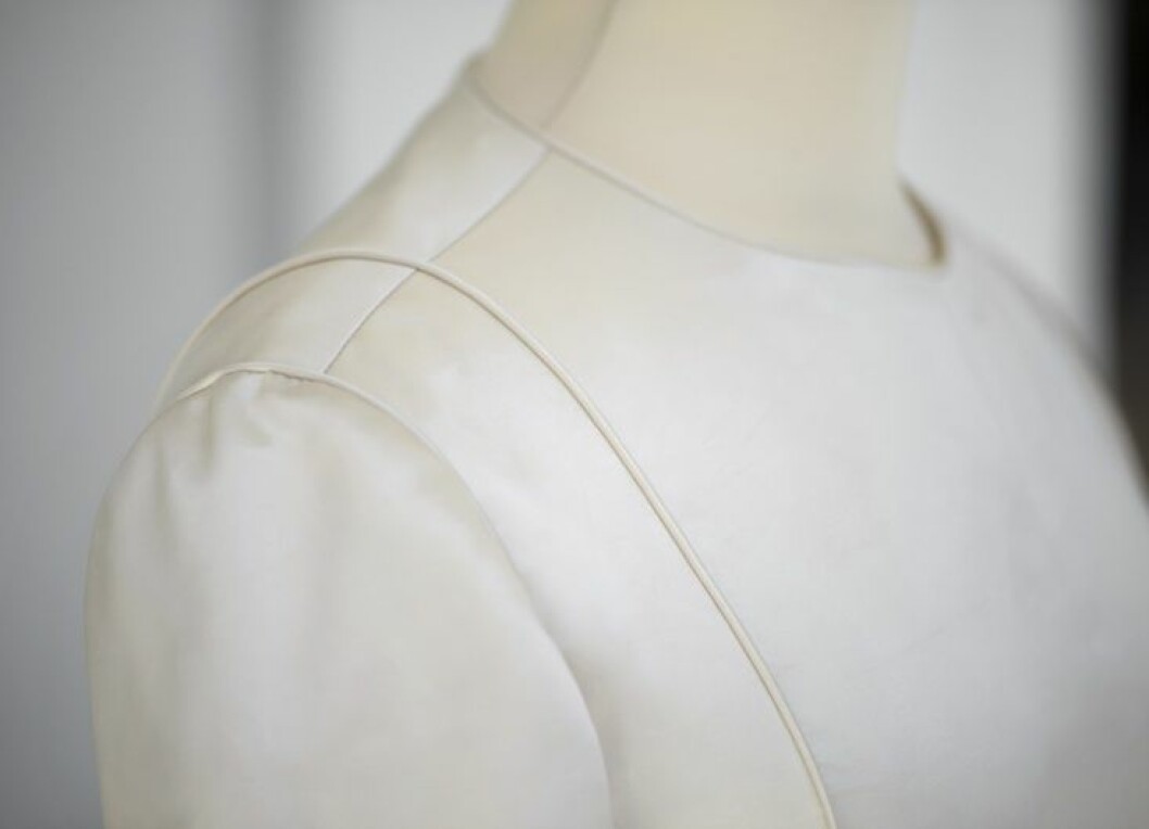 Detalj från Drottning Silvias brudklänning i design av Marc Bohan för Christian Dior, 1976. 