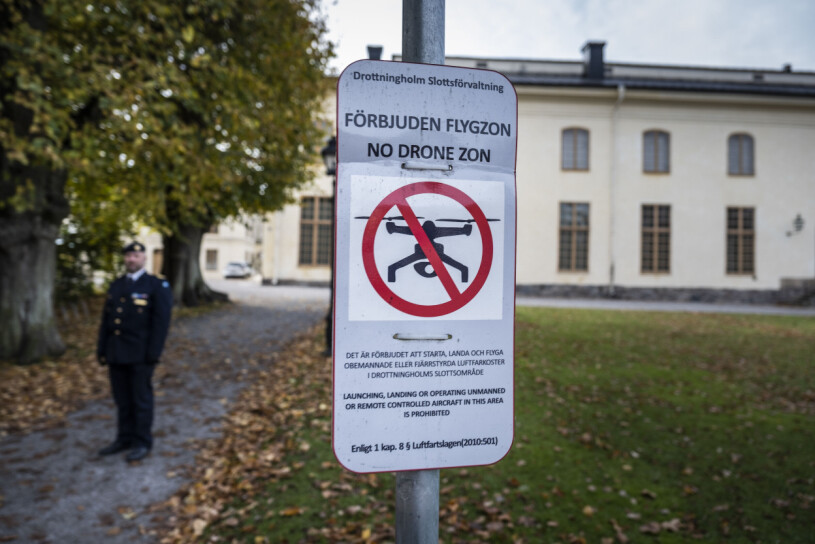 På området kring slottet är det tydligt markerat med skyltar: här får ingen flyga drönare. En skylt som visar att det är drönarförbud utanför Drottningsholms slott