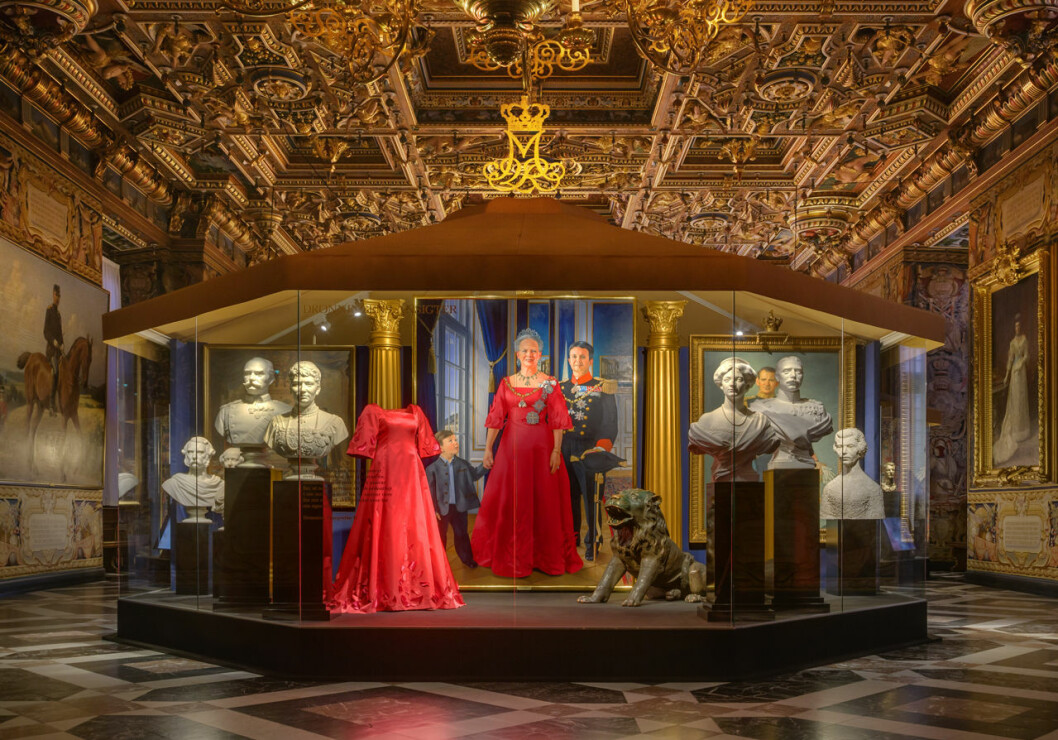 Från aftonklänningar till paradporträtt. Det är en bred bild av drottning Margrethe som visas. Utställningen Dronningens Ansigter om drottning Margrethe visas på Det Nationalhistoriske Museum i Hilleröd.