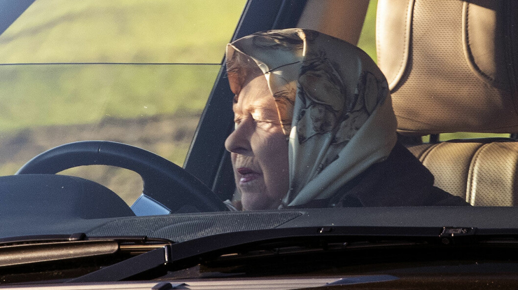 Första bilden på drottning Elizabeth sedan krisen bröt ut. Den togs igår när hon rattade sin jeep över slottet Sandringhams ägor. Drottning Elizabeth bakom ratten på sin jeep.