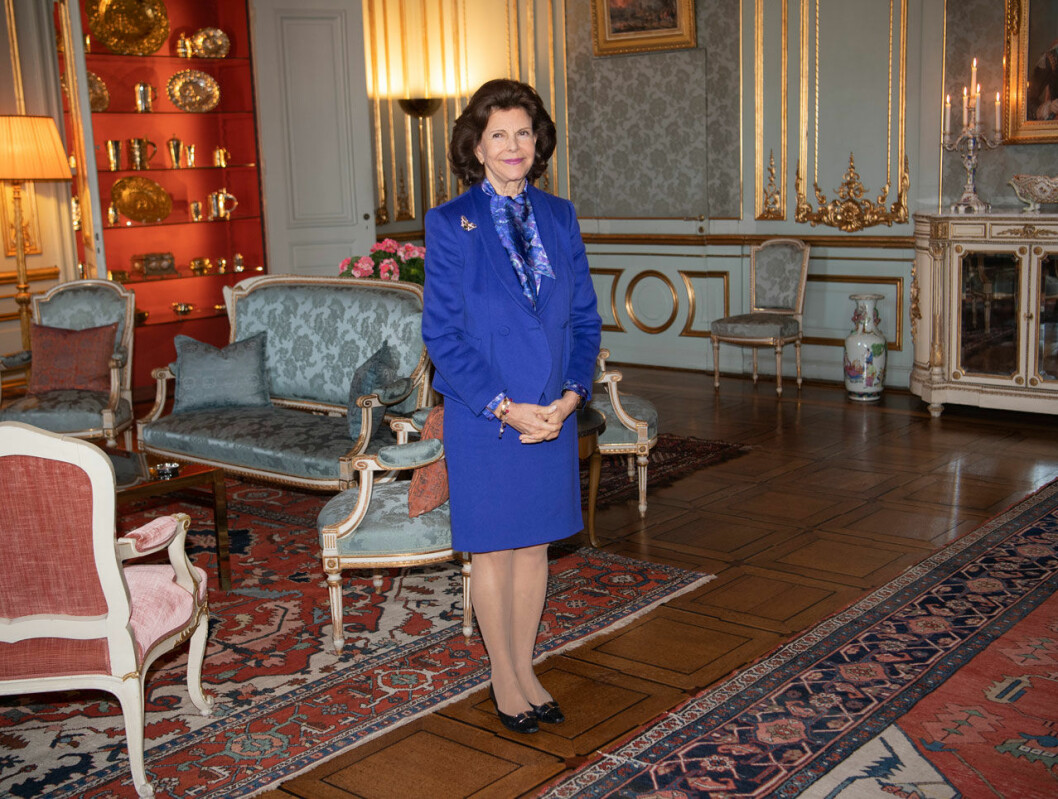 Redo att ta emot. Och titta noga bakom drottningen, där står Victorias och Daniels förlovningssoffa. Drottning Silvia i Prinsessan Sibyllas våning på Kungliga slottet.