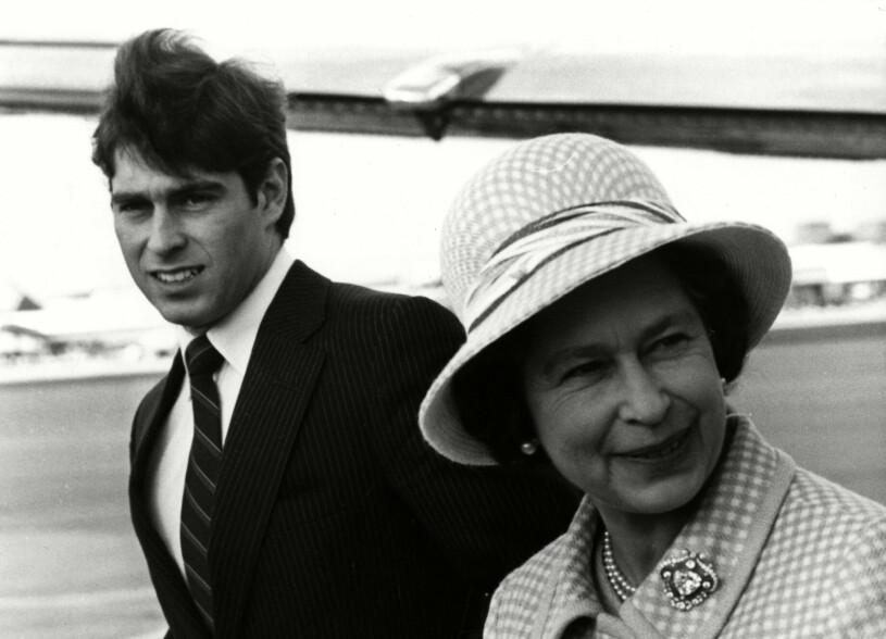 Drottningen av England och hennes skandalsomsusade son prins Andrew Drottning Elizabeth
