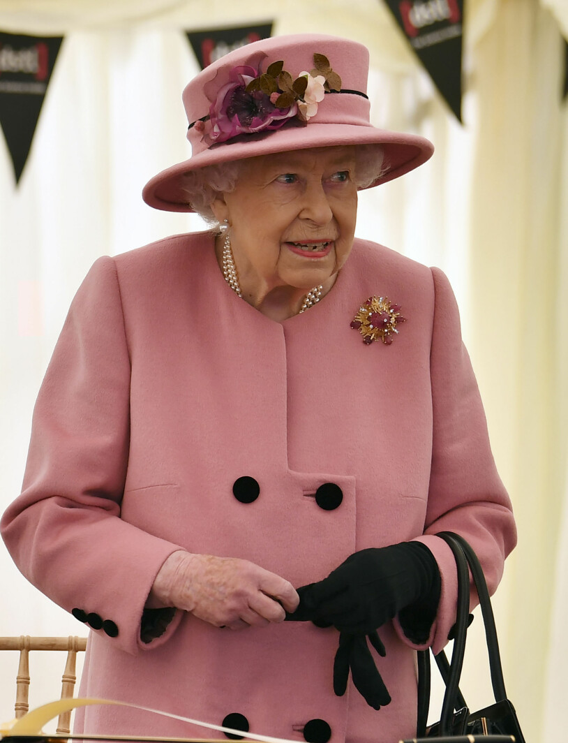 Dagens outfit: Rosa cashmerekappa. Drottning Elizabeth