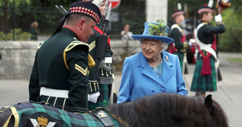 Drottning Elizabeth vid grindarna till slottet Balmoral. Drottning Elizabeth