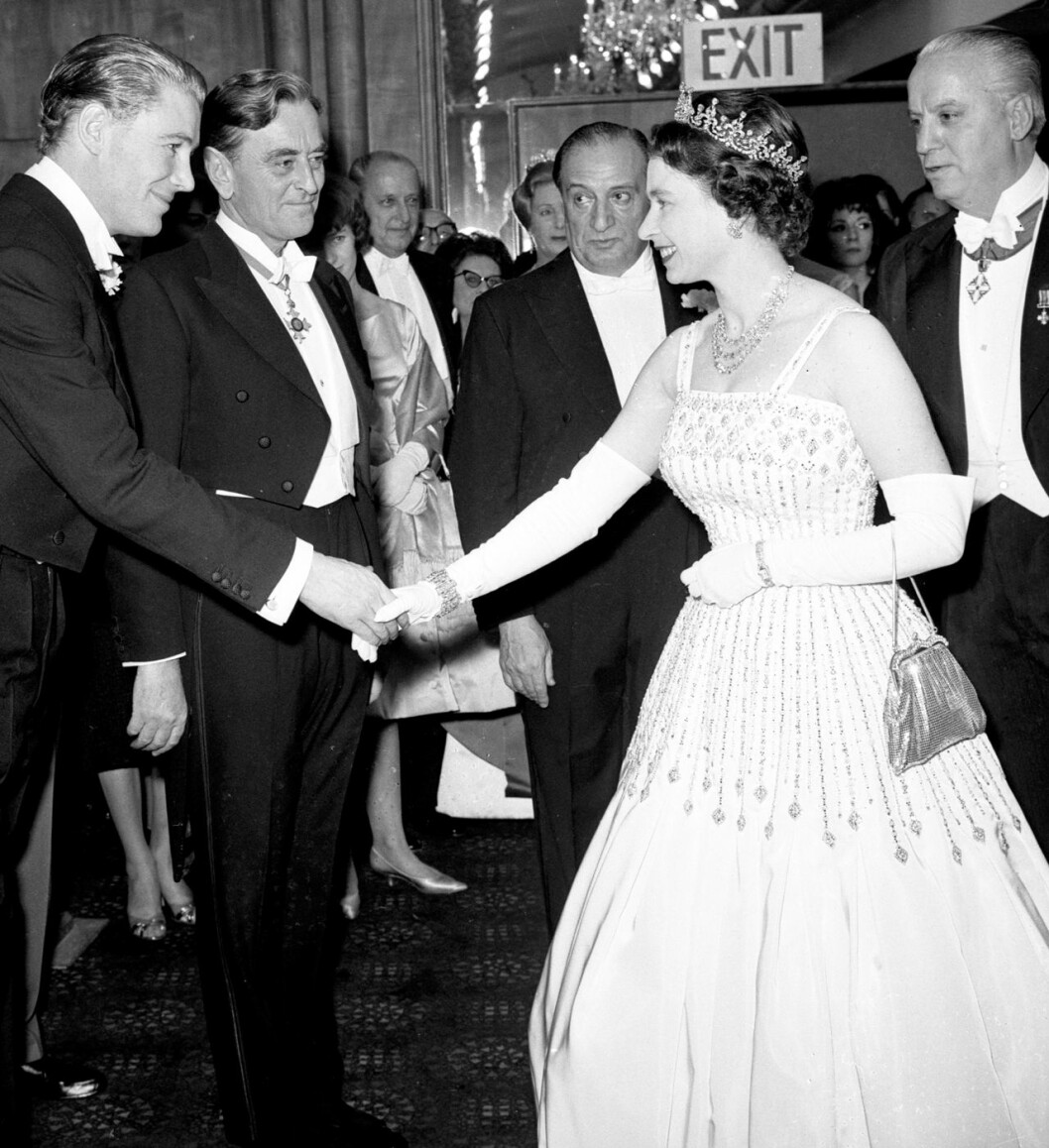 Elizabeth på filmpremiär i samma klänning 1962. Drottning Elizabeth i den klänning som prinsessan Beatrice bar när hon gifte sig.