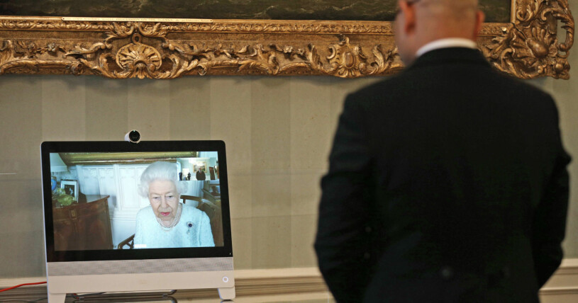Drottning Elizabeth utför uppdrag från slottet Windsor, i bakgrunden kan vi skymta en bild på prins Williams barn! Drottning Elizabeth