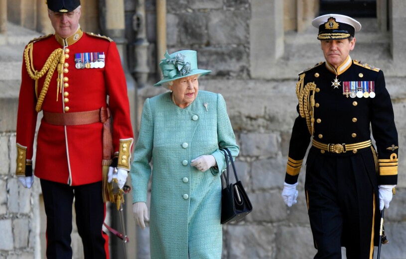 Brittiska kungafamiljens egen stålkvinna med två av sina anställda. Drottning Elizabeth Brittiska hovet Windsor Castle