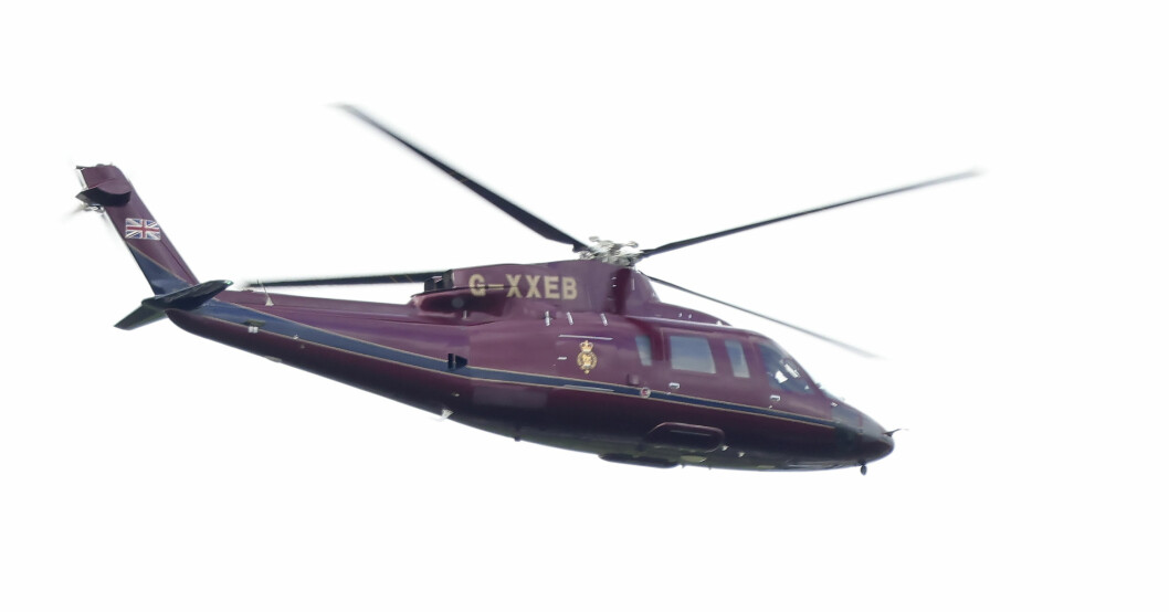 Drottningen på väg hem. Drottning Elizabeth flyger i helikopter