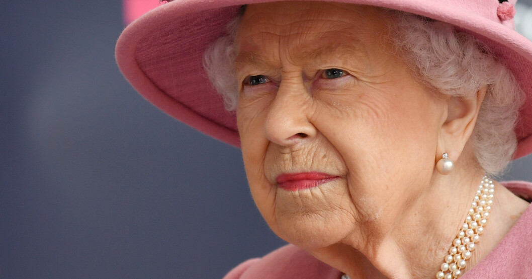 En riktig pansarkvinna. Och håll med om att hon har pokeransikte. Drottning Elizabeth i rosa