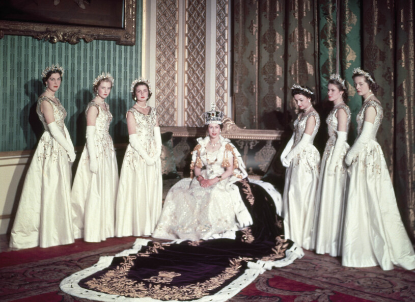 22-åriga Lady Moyra (längst till vänster) stod vid drottningens sida under kröningen, den största dagen i hennes liv. Drottning Elizabeth kröningen Westminster Abbey London 1953 Lady Moyra Campbell tärna