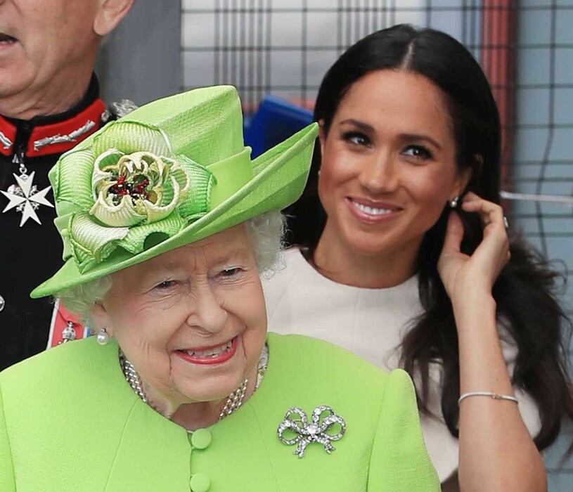 Drottning Elizabeth tiger. Men nu är det krig. Drottning Elizabeth Meghan Markle