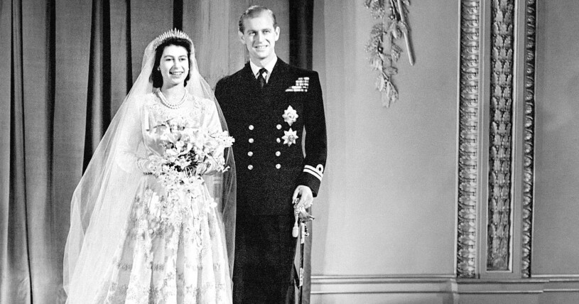 Drottning Elizabeth med sin prins Philip efter bröllopet, 1947. Drottning Elizabeth och prins Philip