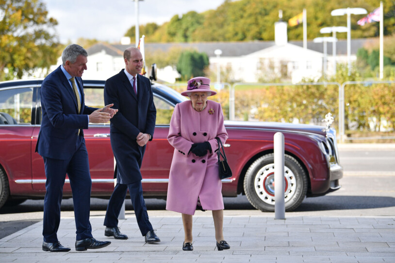 Elizabeth med kollegan för dagen: Barnbarnet prins William. Drottning Elizabeth och prins Wiliam Bentley