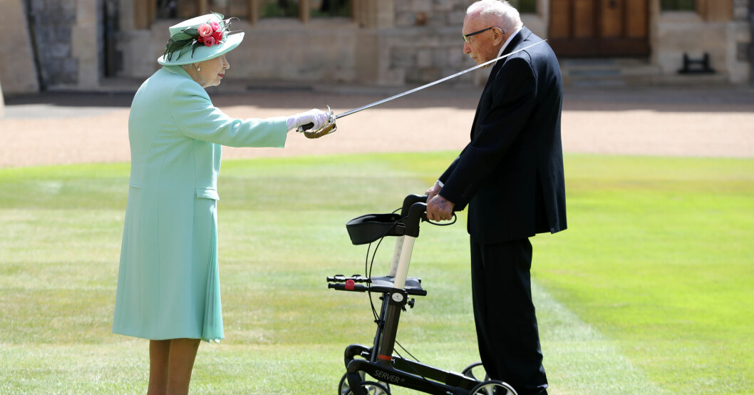Tom Moore hann bli adlad av drottningen innan han dog. Drottning Elizabeth och Tom Moore
