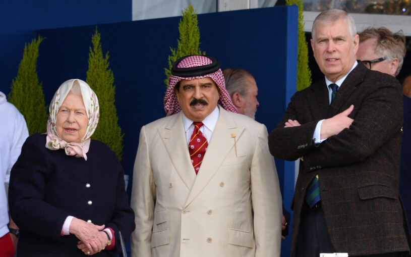 Drottning Elizabeth och hennes son prins Andrew med den nu bortgångne prins Khalifa. Drottning Elizabeth Prins Khalifa Prins Andrew