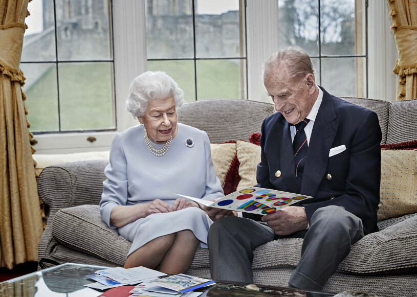 Det blir allt glesare vid drottningens fötter i tv-soffan. Men hon har i alla fall dorgien Vulcan kvar. Drottning Elizabeth Prins Philip Windsor Castle Slottet Windsor