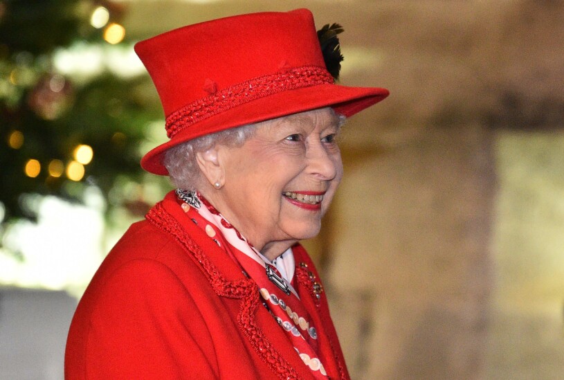 Drottningen av diplomatic dressing: Klart det ska vara röd kappa så här före jul. Drottning Elizabeth röd kappa Jul Windsor