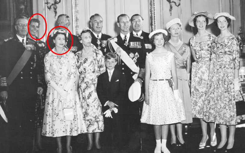 Det brittiska statsbesöket i Stockholm 1956: Svenska kungafamiljen uppställd för gruppfotot med drottning Elizabeth och prins Philip. Drottning Elizabeth Svenska kungafamiljen Hagasessorna Prinsessan Margaretha