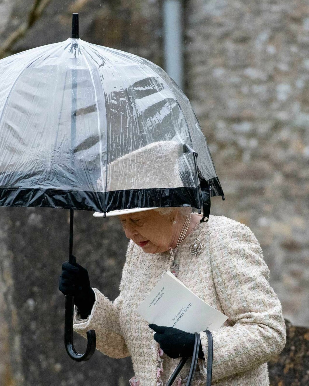 Drottningen på barnbarnsbarnet Lenas dop. Som alltid med tre rader pärlor och briljantbrosch. Drottning Elizabeth på barnbarnsbarnet Lenas dop.