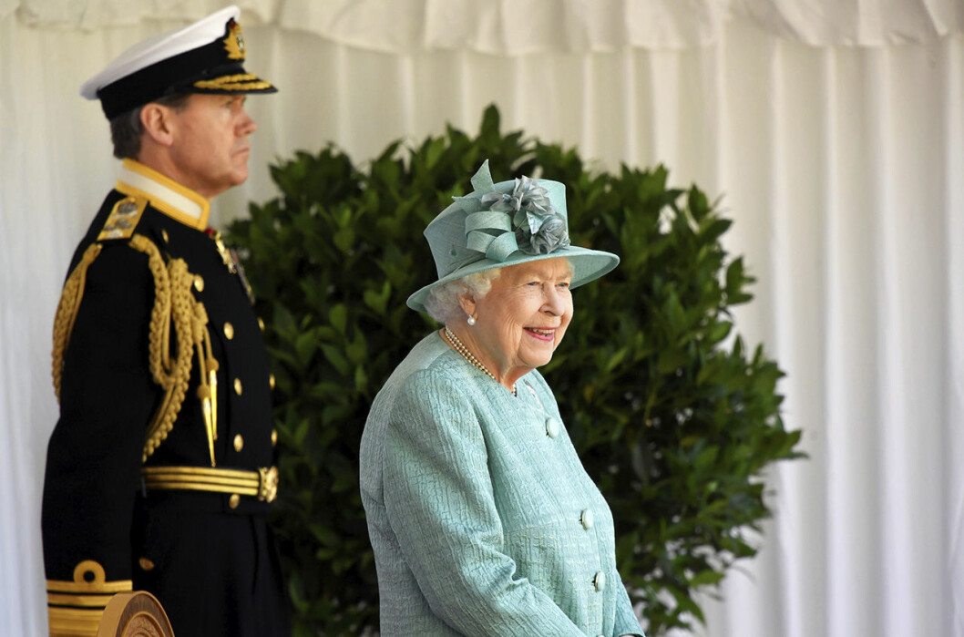 Drottning Elizabeth II tittar ut över paraden inne på Windsor Castles område. Det måste vara härligt att få komma ut och göra nåt som iallafall liknar det normala! Drottning Elizabeth II tittar ut över paraden inne på Windsor Castles område. Det måste vara härligt att få komma ut och göra nåt som iallafall liknar det normala!