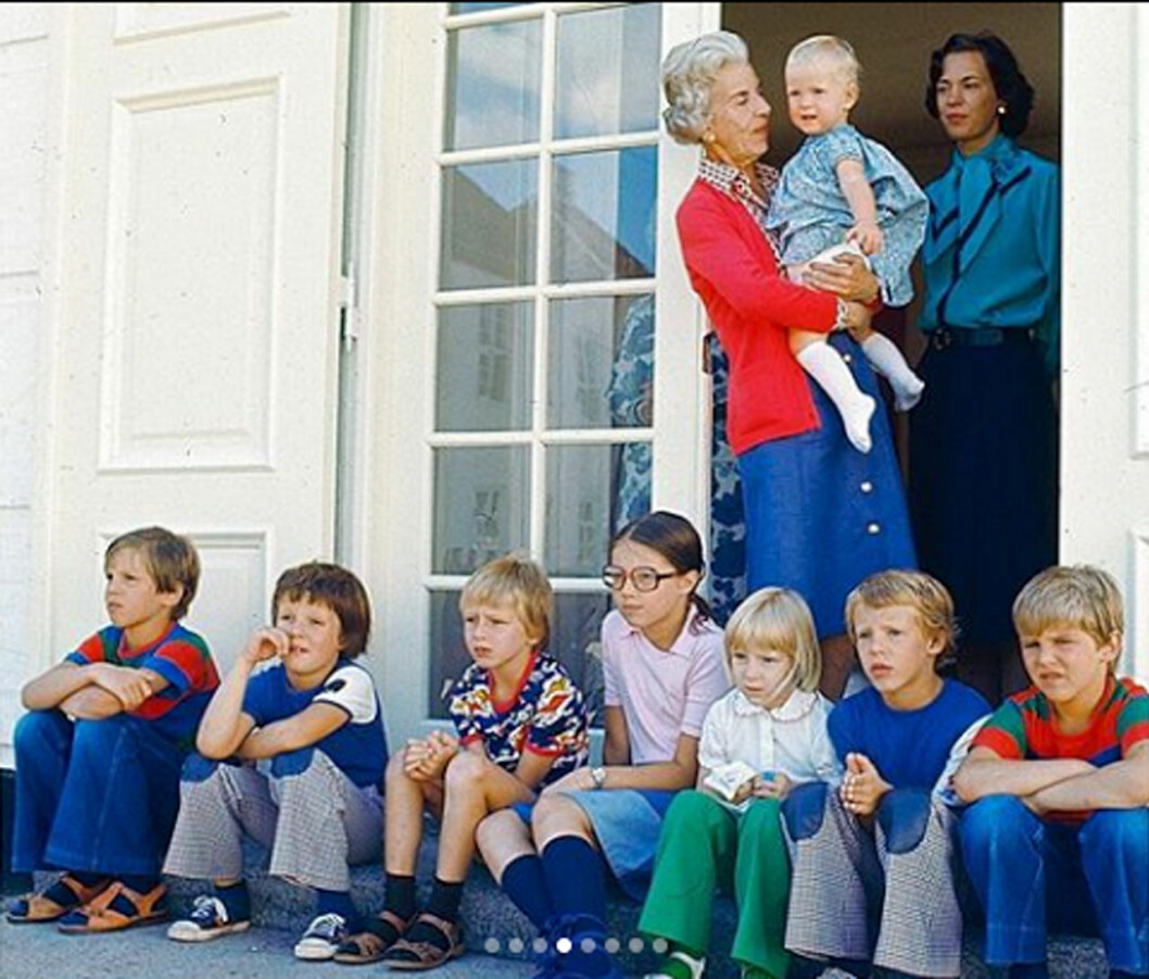 Barnbarnen uppradade, sommaren 1976. Kronprins Frederik är tvåa från vänster och prins Joachim är tvåa från höger. Drottning Ingrid med sina barnbarn