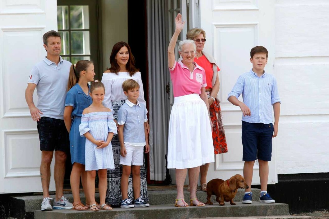 Drottning Margrethe med en av sina taxar. Drottning Margrethe med en av sina taxar.