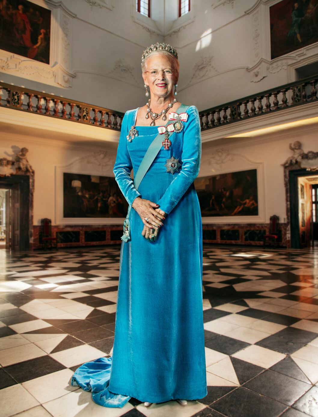 Ja, här har ni det: stjärnfotografen Per Morten Abrahamsen nya galaporträtt av Margrethe. Drottning Margrethe