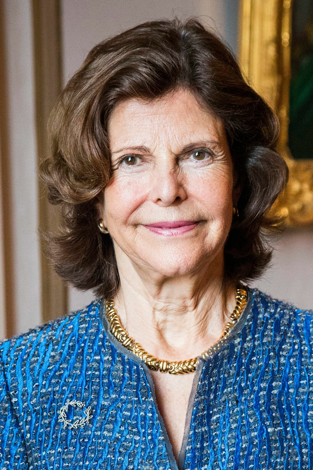”Ett par minuter av Din tid kan lyfta en annan människas hela dag” skriver drottning Silvia. Drottning Silvia skriver öppet brev till alla Sveriges äldre och till alla som jobbar i äldreomsorgen.