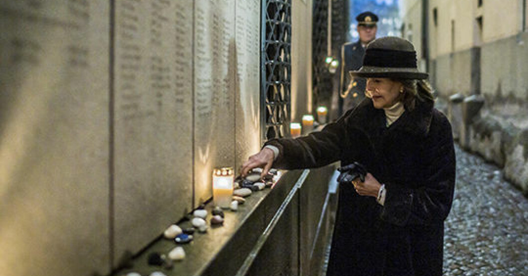 Drottning Silvia placerar ut en sten vid monumentet för Förintelsens offer. Drottning Silvia