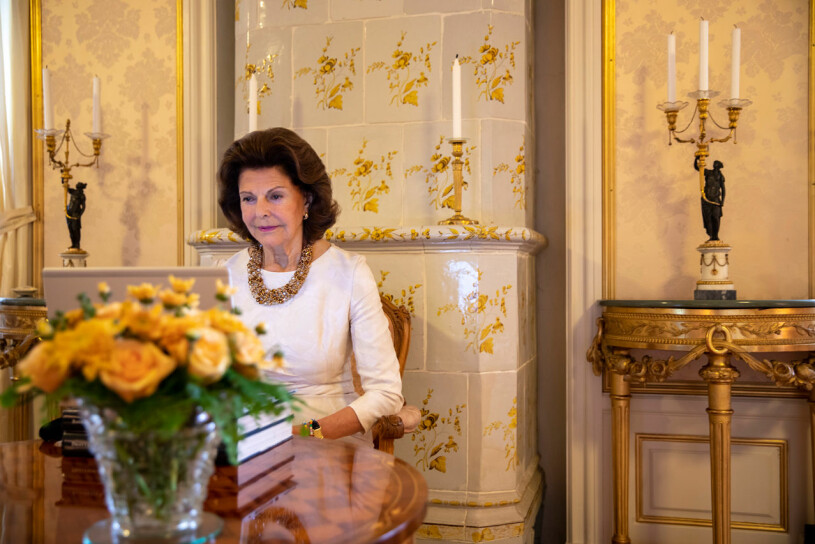 Drottning Silvia deltog digitalt vid invigningen av Barnahus Berlin – från sin hemmaarbetsplats framför kakelugnen. Drottning Silvia arbetar hemifrån på Drottningholm.