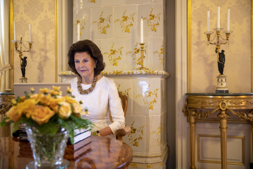 Vitt är en färg som drottningen ständigt återkommer till, en snygg kontrast mot hennes mörka hår. Drottning Silvia Drottningholms slott