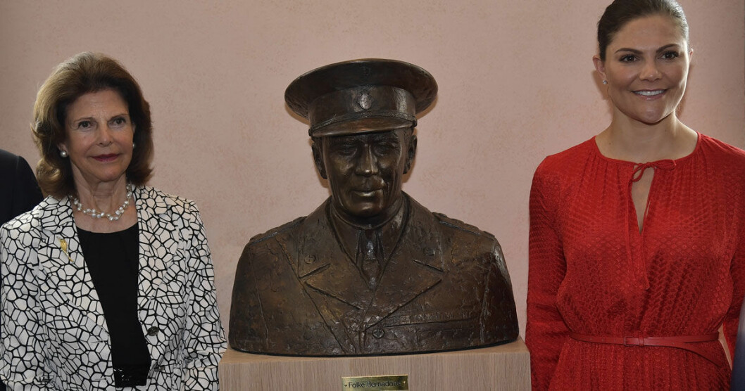 Drottning Silvia och kronprinsessan Victoria med den nya bysten av Folke Bernadotte. Drottning Silvia och kronprinsessan Victoria med den nya bysten av Folke Bernadotte.