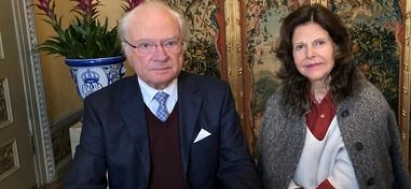 Drottningens skadade högerarm doldes under den varma sköna koftan. Drottning Silvia Kungen Drottningholm Bruten arm