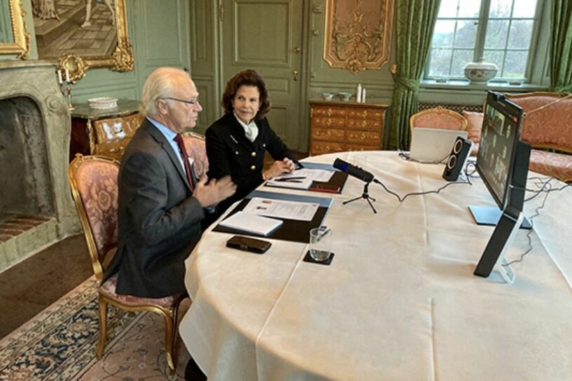 Omskakade. Men samlade trots allt: En bild inifrån kungaparets karantän på Drottningholm. Drottning Silvia Kungen Kungaparet Drottningholm Drottningholms slott