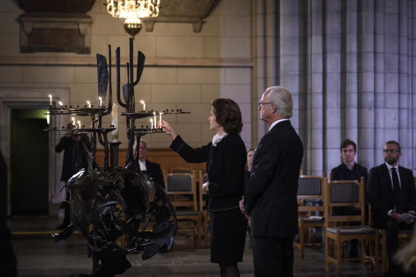 Drottningen, som så nyligen har drabbats av sorg, fick tillfälle att samla tankarna. Här tänder hon och kungen varsitt minnesljus. Drottning Silvia Kungen Kungaparet Minneshögtiden Uppsala domkyrka