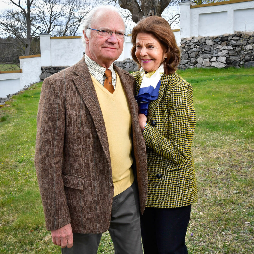 Kungaparet fick tyvärr stå över helgens bröllop, trots att det var dottern till två av deras närmaste vänner som gifte sig. Kungen och drottning Silvia på Stenhammar.