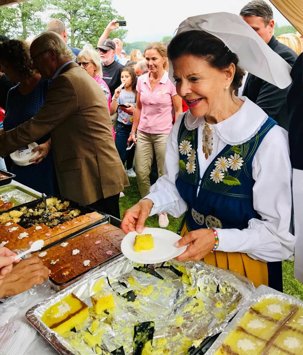 Det var raka spåret fram till läckerheterna från Irak! Drottning Silvia provsmakar en efterrätt från Irak.