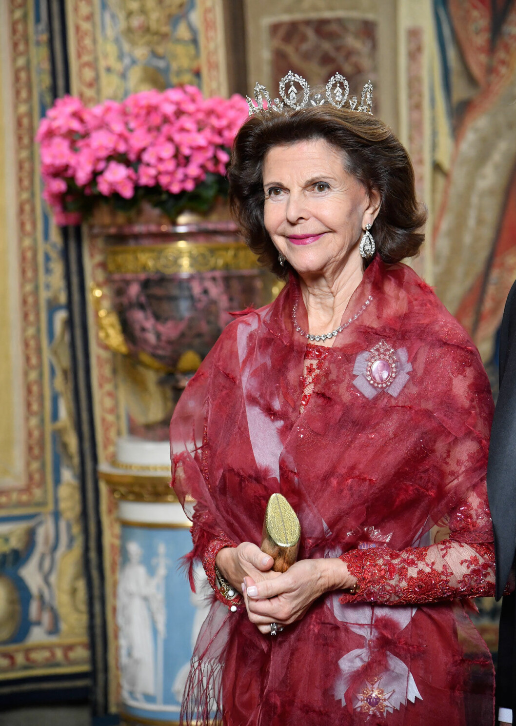 Ingen risk för tiara-utlöst huvudvärk den här kvällen, drottningen valde sitt sirligaste diadem. Drottningen i prinsessan Sibyllas diadem.
