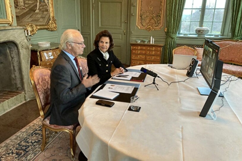 Digital konferens i sommarmatsalen. Drottning Silvia och kung Carl Gustaf i sommarmatsalen på Drottningholms slott