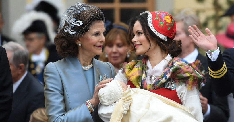 Drottning Silvia och prinsessan Sofia står varandra mycket nära! Här är svärmor och svärdotter på prins Gabriels dop, 2017. Drottning Silvia och prinsessan Sofia
