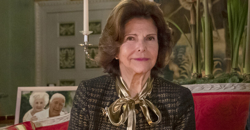 Här till vänster ser du fotot på Bertil och Lilian. Ett sätt för kungaparet att hedra dem, julen 2020. Drottning Silvia Prins Bertil Prinsessan Lilian Drottningholm Drottningholms slott Stensalen Advent Julen 2020