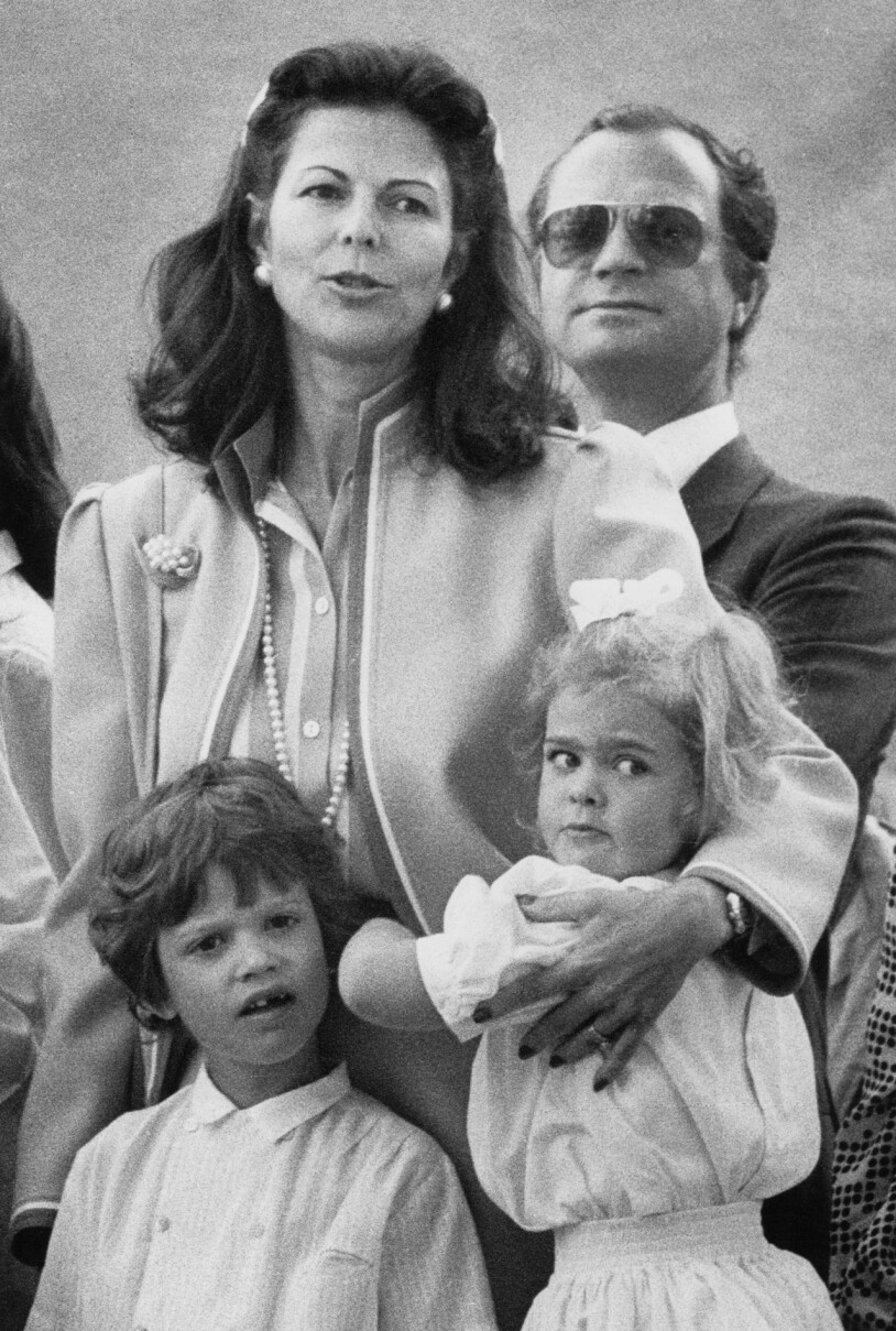 Mamma och drottning 1986, ingen enkel ekvation. Här bar Carl Philip sju år, och prinsessan Madeleine fyra. Drottning Silvia Prinsessan Madeleine Prins Carl Philip retrobild 1986