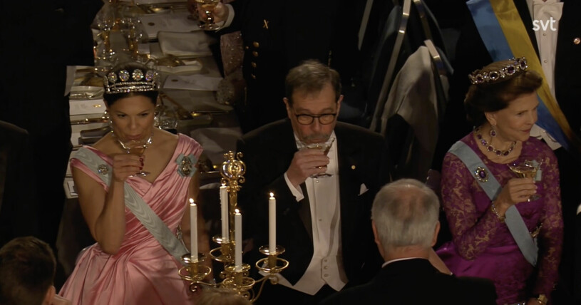 Både kronprinsessan Victoria och drottning Silvia höll glasen rätt. Kronprinsessan Victoria och drottning Silvia på Nobelfesten