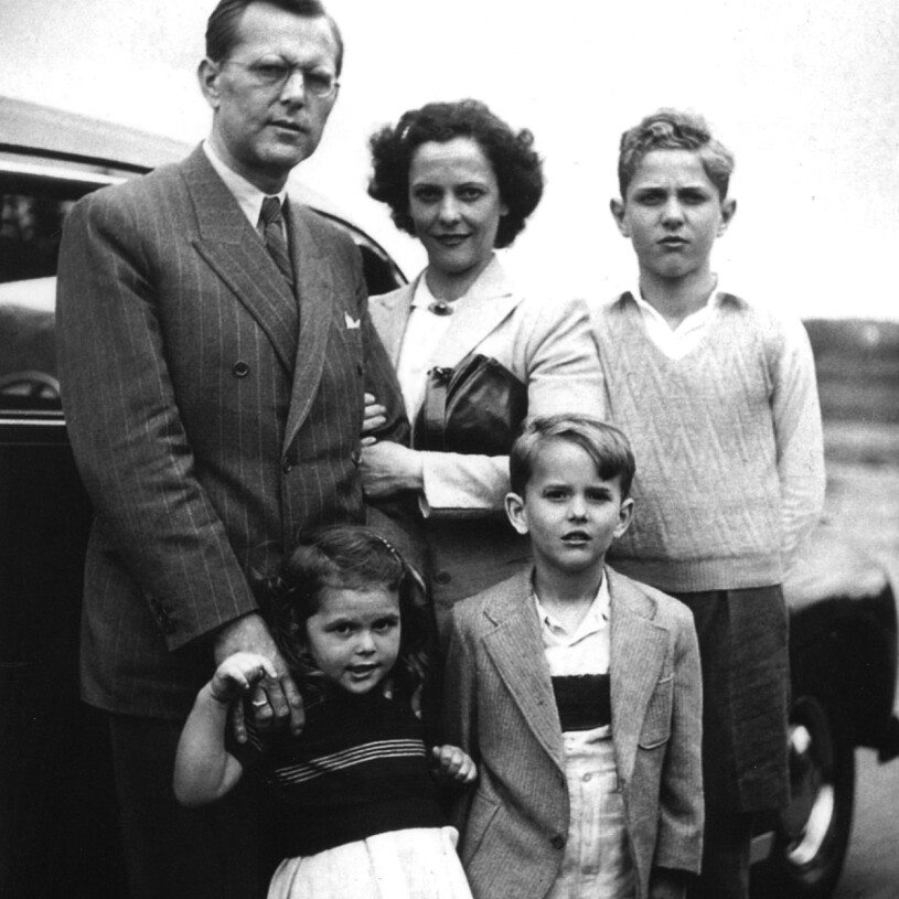 Drottning Silvia som liten flicka, omgiven av sin ursprungsfamilj. Pappa Walther, mamma Alice och bröderna Jörg (i mitten) och Walther (längst till höger) – nu är de alla borta. Drottning Silvia Walther Sommerlath Alice Sommerlath Jörg Sommerlath