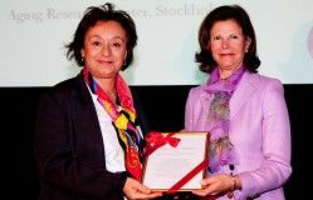 Professor Laura Fratiglioni fick ta emot stipendiet av drottning Silvia. Proffessor Laura Fratiglioni fick mottaga ett stipendiumav drottning Silvia på Silviahemmets Inspirationsdag.