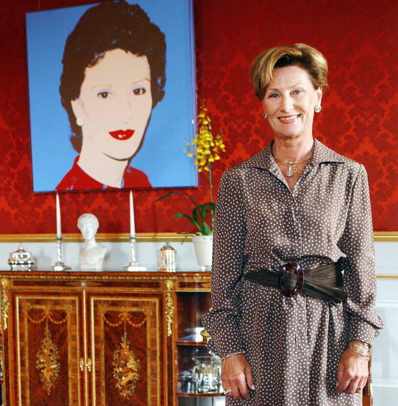 Drottning Sonja framför ett av de porträtt som Andy Warhol skapade när hon besökte hans ateljé i New York. Drottning Sonja Andy Warhol Porträtt