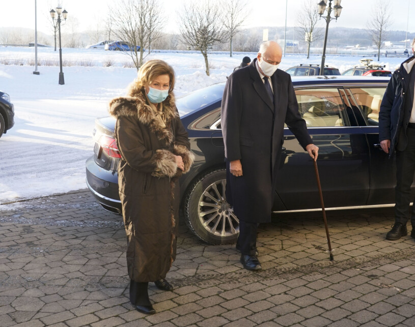 Drottning Sonja och kung Harald vid besöket i rasområdet i Gjerdrum. Drottning Sonja och kung Harald rasområdet drabbade Gjerdrum