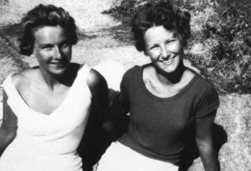 Drottning Sonja med sin syster Gry Henriksen (till vänster). Våren 1970 orkade hon inte leva längre. Drottning Sonja Sonja Haraldsen Gry Henriksen systrar syster självmord