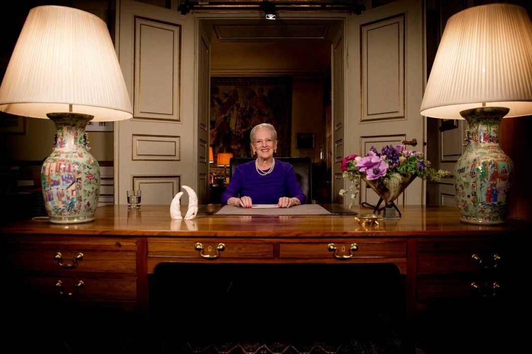 Drottning Margrethe vid skrivbordet i Amalienborg. Bilden är tagen 2017 då drottningen höll sitt nyårstal från Amalienborg. Drottning Margrethe vid skrivbordet i Amalienborg. Bilden är tagen 2017 då drottningen höll sitt nyårstal från Amalienborg.